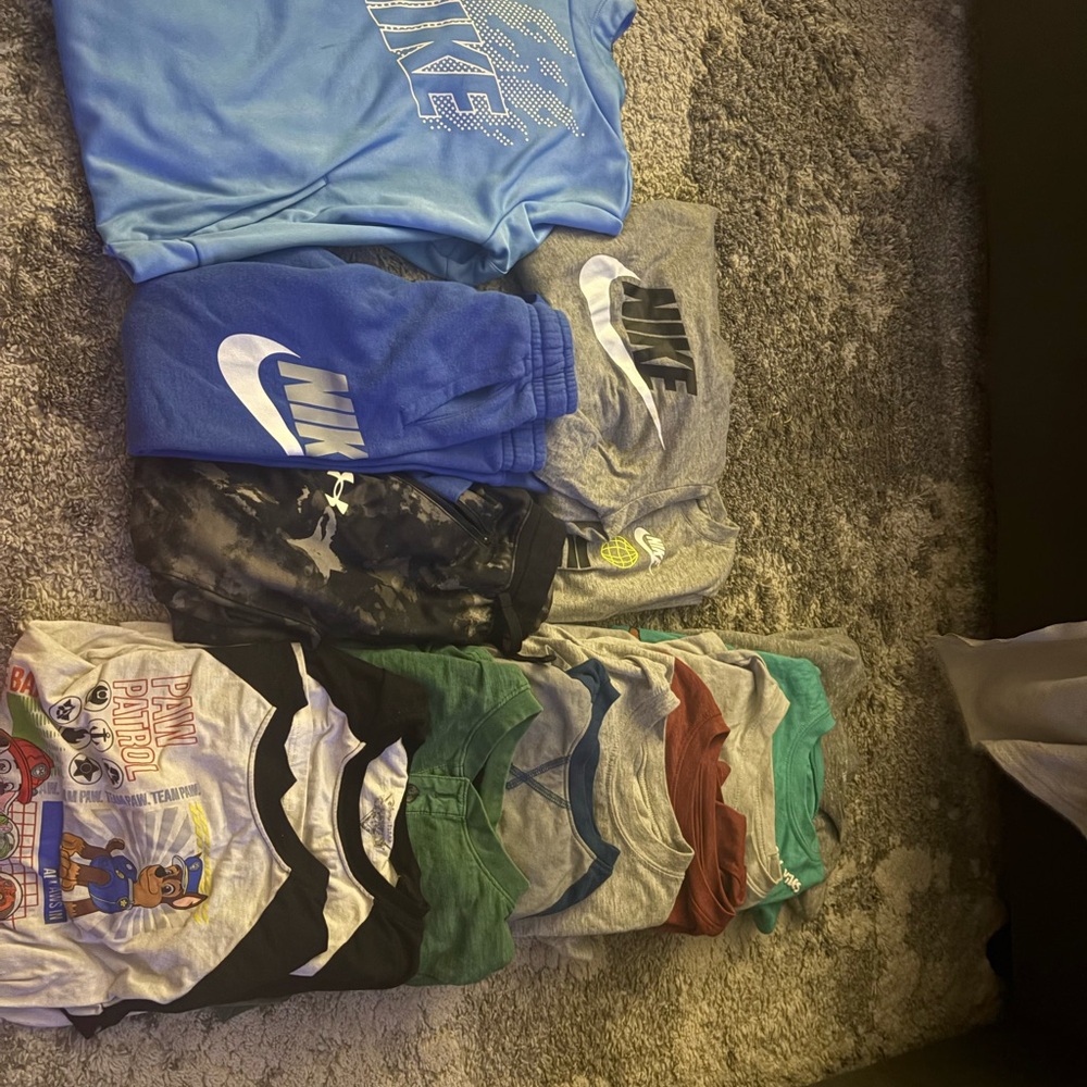 Boys size 7 clothing, a few 6/7 fixed in. 

Great shape !